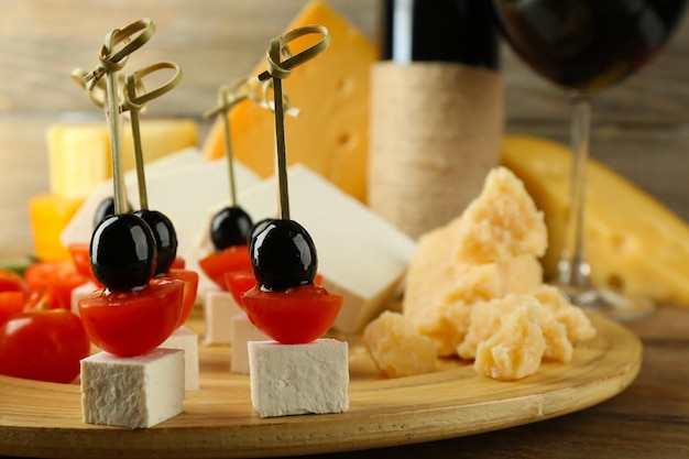 Canapés de queijo com vinho na mesa de perto