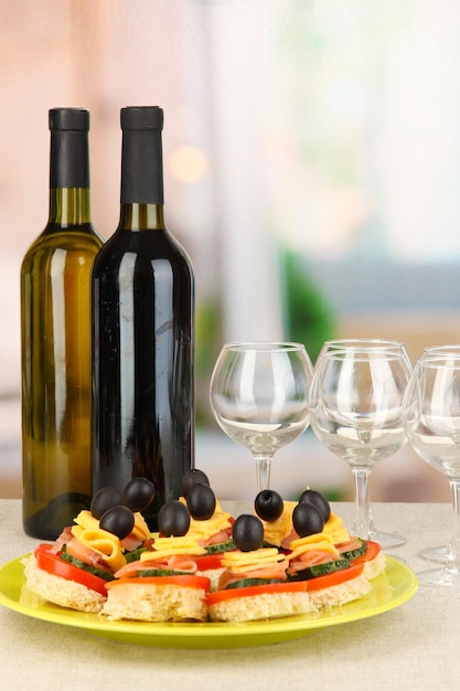 Canapés e vinho em restaurante