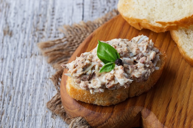 Foto canapés con ensalada de atún.