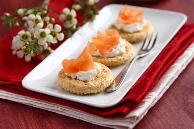 Canapés con galletas de salvado de avena, salmón ahumado y queso crema