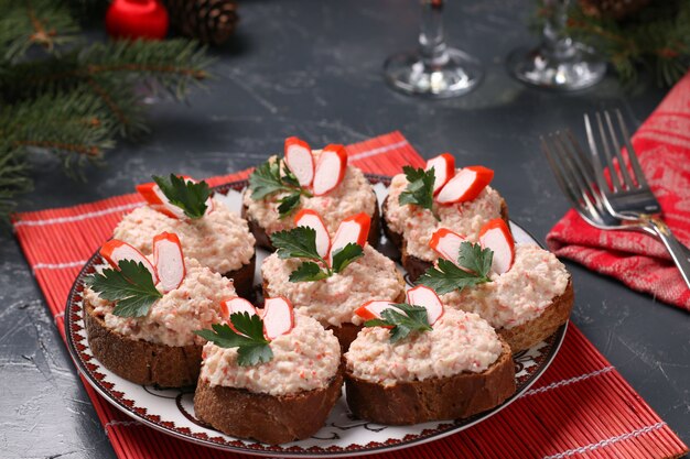 Canapes mit Frischkäse, Krabbenstangen und Bohnen