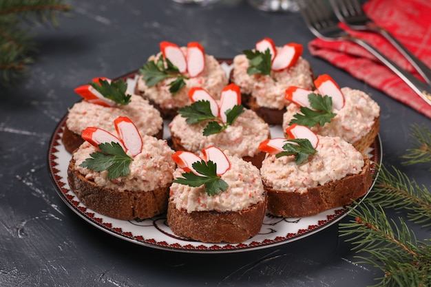 Canapes mit Frischkäse, Krabbenstangen und Bohnen