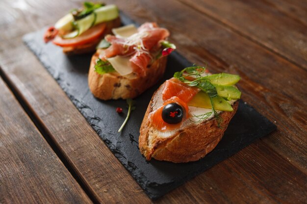 Canapés pequenos deitados na bandeja