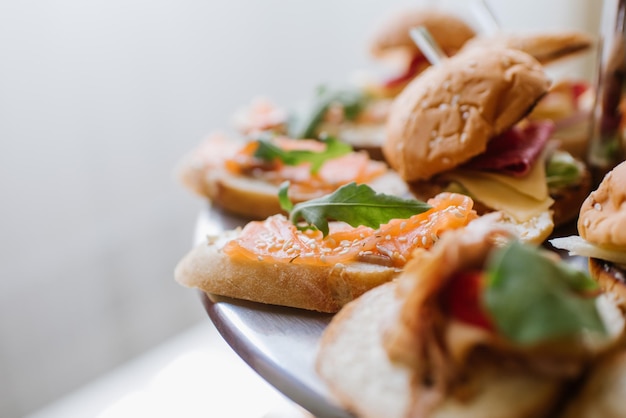 Canapés con pescado rojo en la mesa del buffet