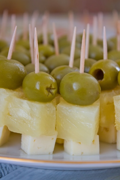 Canapés de piña, queso y aceitunas