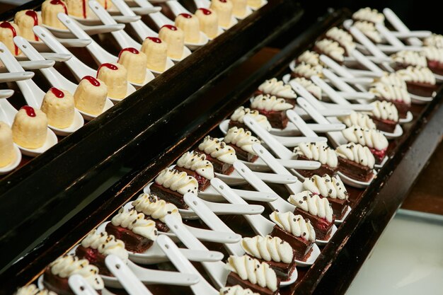 Canapés con postre en la mesa del banquete.