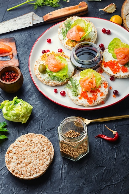 Canapés con salmón ahumado