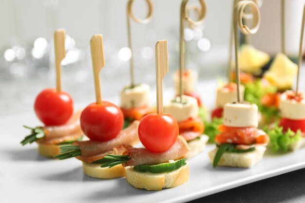 Canapés surtidos en primer plano de la mesa