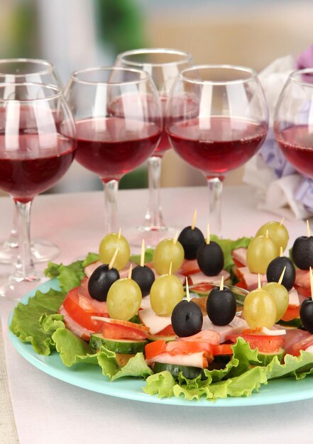 Canapés y vino en restaurante