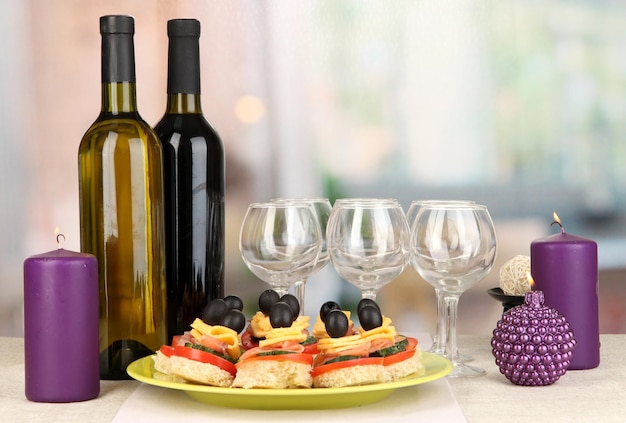 Canapés y vino en restaurante