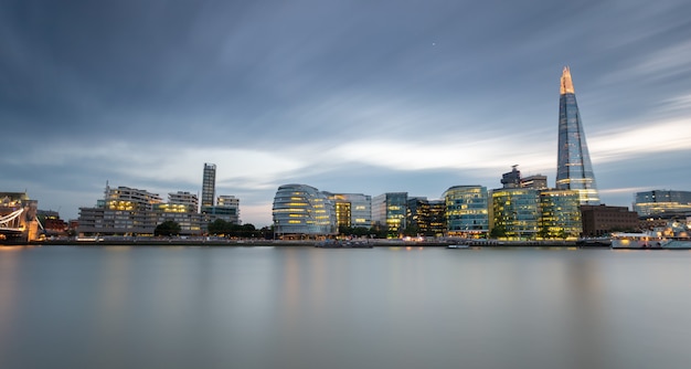 Canary wharf hafen zur blauen stunde nach sonnenuntergang in london