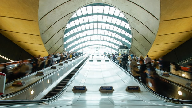 Canary Wharf-Zug-U-Bahnstation, London in der Hauptverkehrszeit