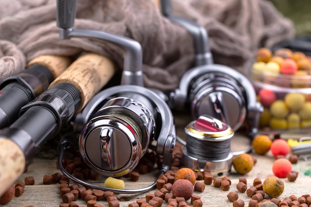 Cañas de spinning y pesca en una vieja mesa