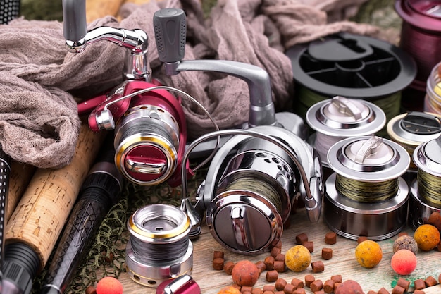 Cañas de spinning y pesca en una vieja mesa