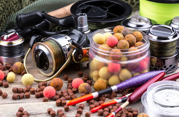 Cañas de spinning y pesca en una vieja mesa