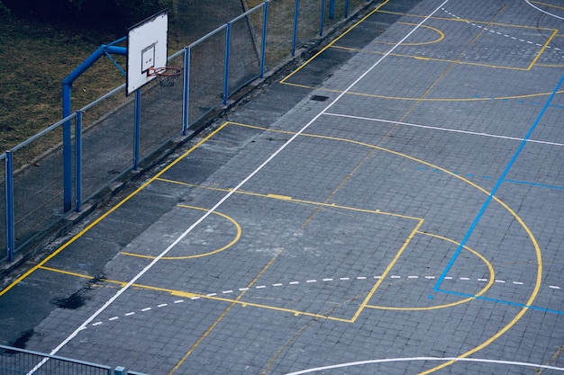 Canasta de baloncesto, canasta callejera en la ciudad de Bilbao, España