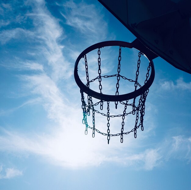 canasta de baloncesto y cielo azul en la calle