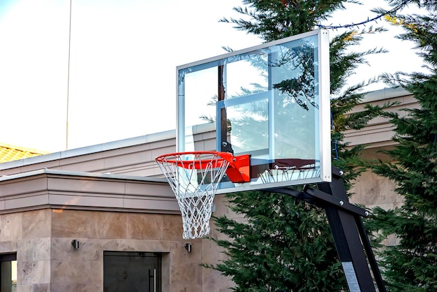 Canasta de baloncesto en el jardín Tiempo para el deporte y la relajación