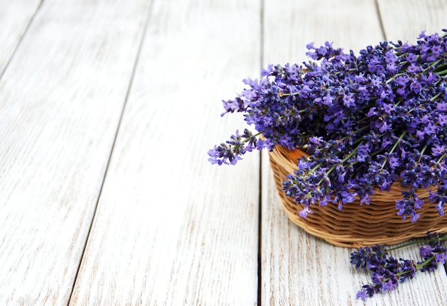 Canasta con flores de lavanda.