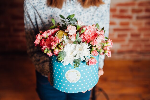 Canasta de flores de primavera en una silla de madera