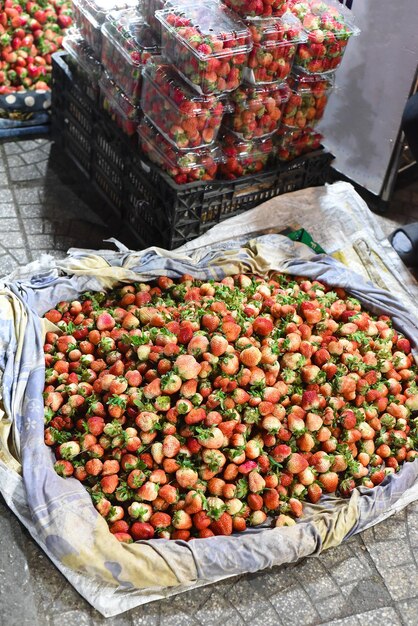 Una canasta de fresas está llena de fresas.