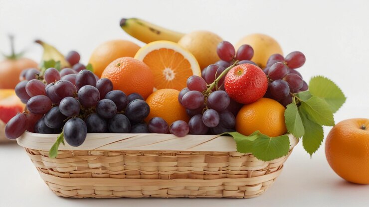 una canasta de frutas que incluye una naranja de plátano y un plátano