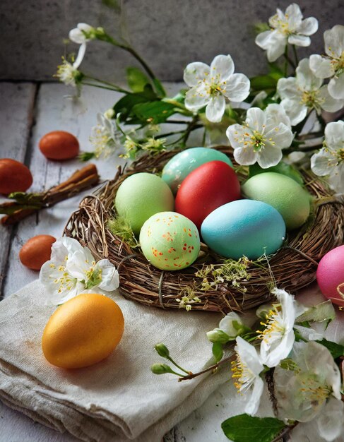 una canasta de huevos de Pascua con una flor en el fondo