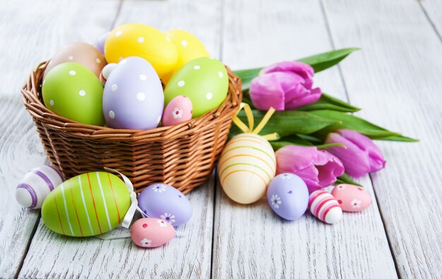 Canasta con huevos de pascua y tulipanes