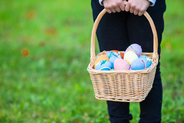 Canasta con huevos de pascua en vacaciones de pascua