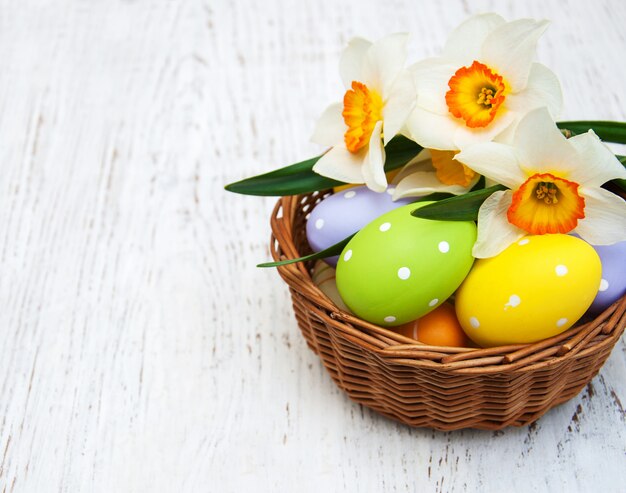 Canasta con huevos de pascua