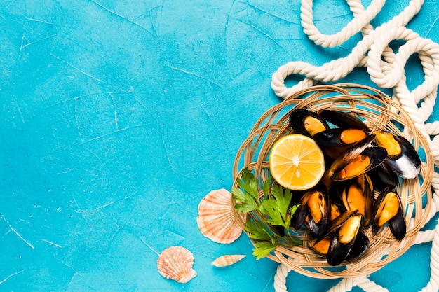 Canasta de mejillones cocidos con copyspace.