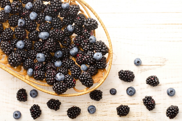 Canasta de paja con moras y arándanos