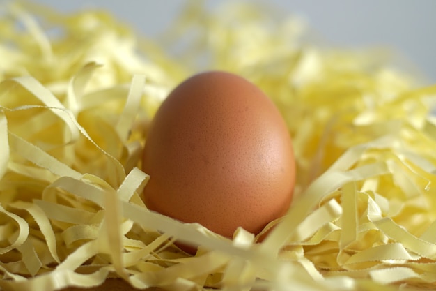 Canasta de Pascua con huevos de Pascua en una caja