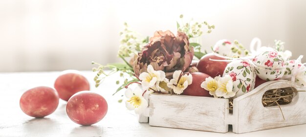 Canasta de Pascua y huevos rojos con flores