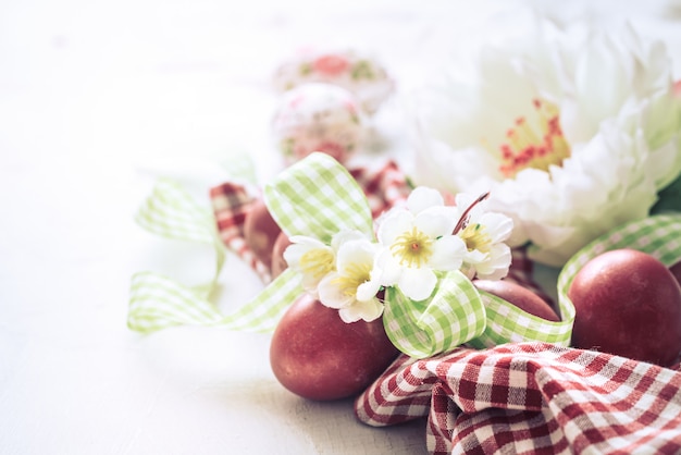 Canasta de Pascua y huevos rojos con flores