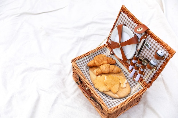 Una canasta de picnic en un césped en el patio trasero