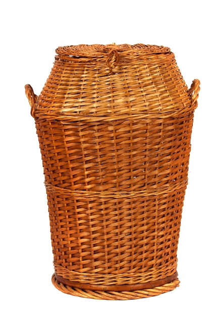 La canasta de la ropa de mimbre.