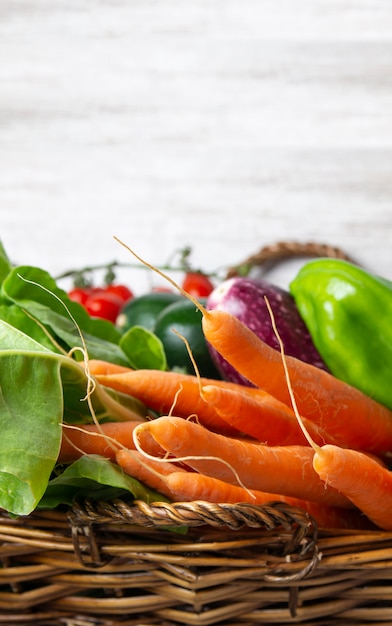 Canasta de verduras frescas con fondo blanco y espacio para su texto