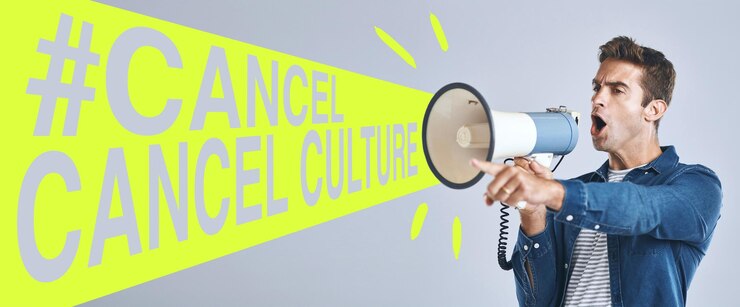 Foto cancelar opinião cultural e megafone com homem e sobreposição para cyber bullying em mídias sociais e mensagem tóxica censura de liberdade de expressão e raiva com pessoa em fundo branco para banner e voz