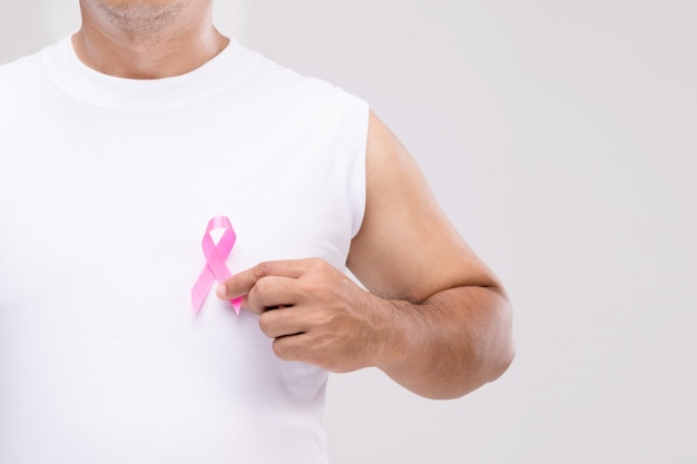 Foto cáncer de mama en concepto de hombres: retrato de hombre asiático y cinta rosa el símbolo de la campaña contra el cáncer de mama.