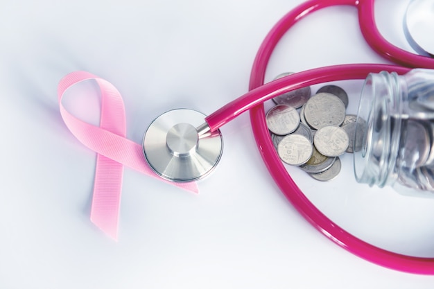 Foto cáncer de mama seguro médico y ahorro de dinero.