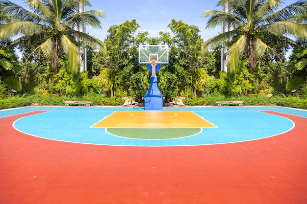Foto cancha de baloncesto de color al aire libre cerca de la playa para el fondo del paisaje