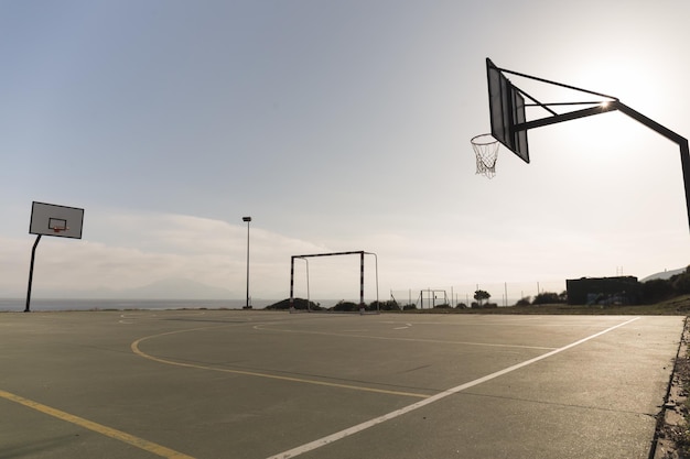 Cancha de baloncesto y fútbol al aire libre