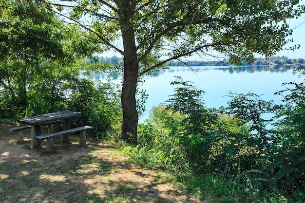 Cancha de muestreo en la orilla del lago de verano