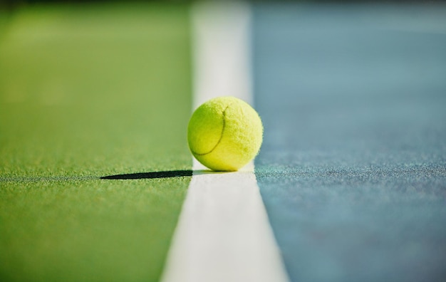 Cancha de pelota de tenis y textura verde de la línea entre el césped y el juego de césped sin gente Deportes campo de entrenamiento deportivo vacío y zoom de objetos para ejercicios de entrenamiento y fitness para un partido al aire libre