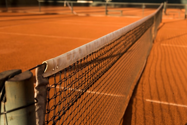 Cancha de tenis de arcilla (tierra), bajo la puesta de sol.