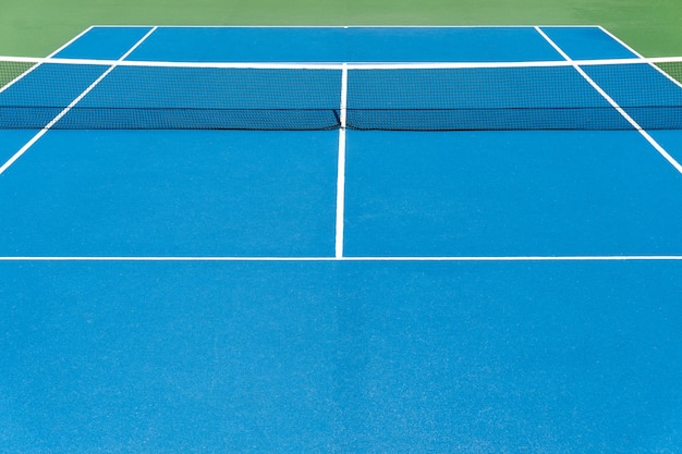 Cancha de tenis azul al aire libre