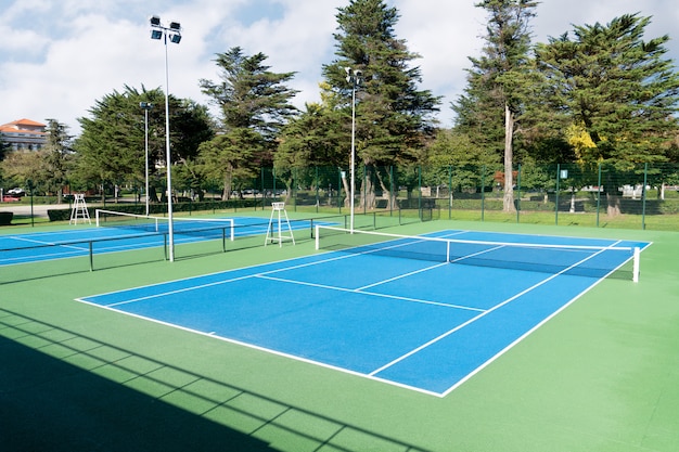 Cancha de tenis azul