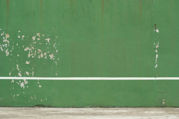 Una cancha de tenis desierta.