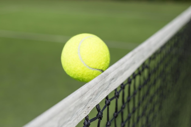 Cancha de tenis y pelota de tenis